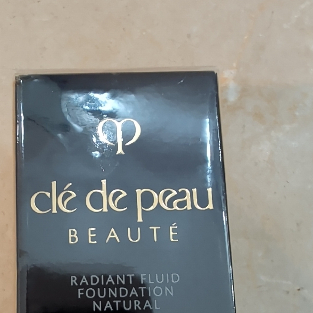 Radiant Fluid Foundation Natural - Picture 6 of 6